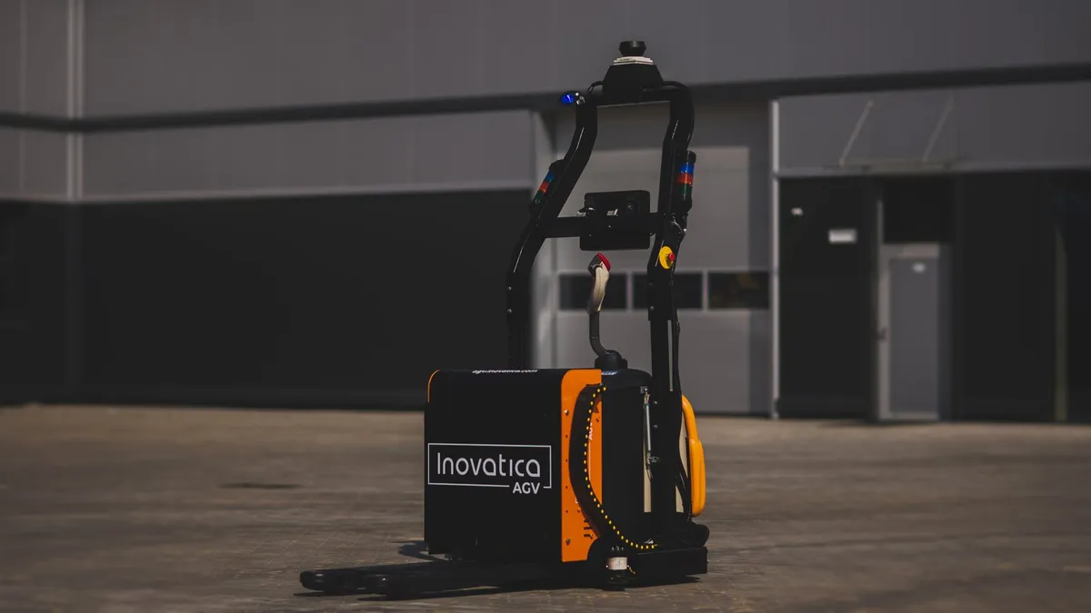 Autonomiczny wozek Inovatica AGV przed hala magazynowa