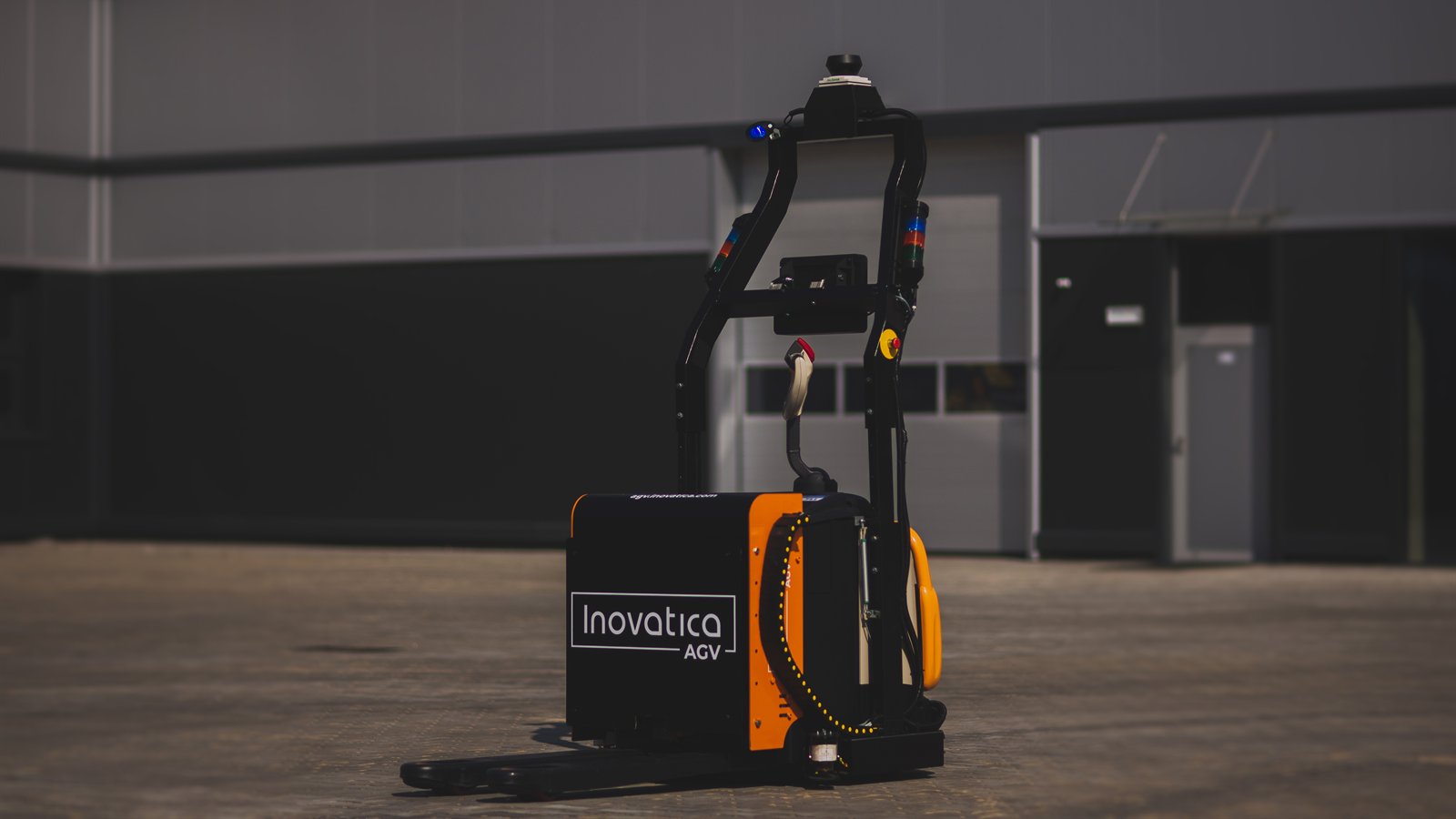 Autonomiczny wozek Inovatica AGV przed hala magazynowa