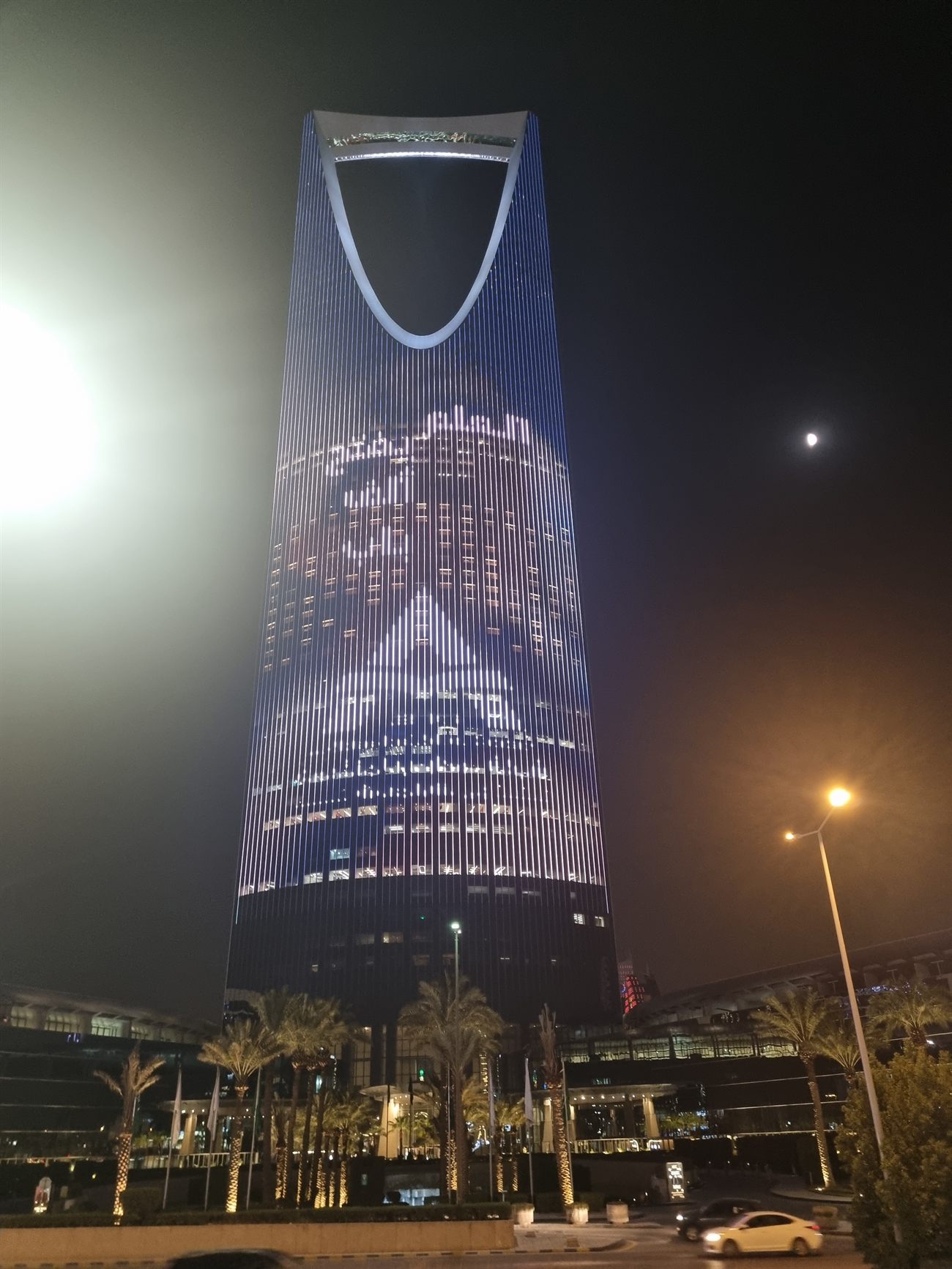 Nocny widok Rijadu podczas pierwszej dostawy Inovatica AGV do Arabii Saudyjskiej