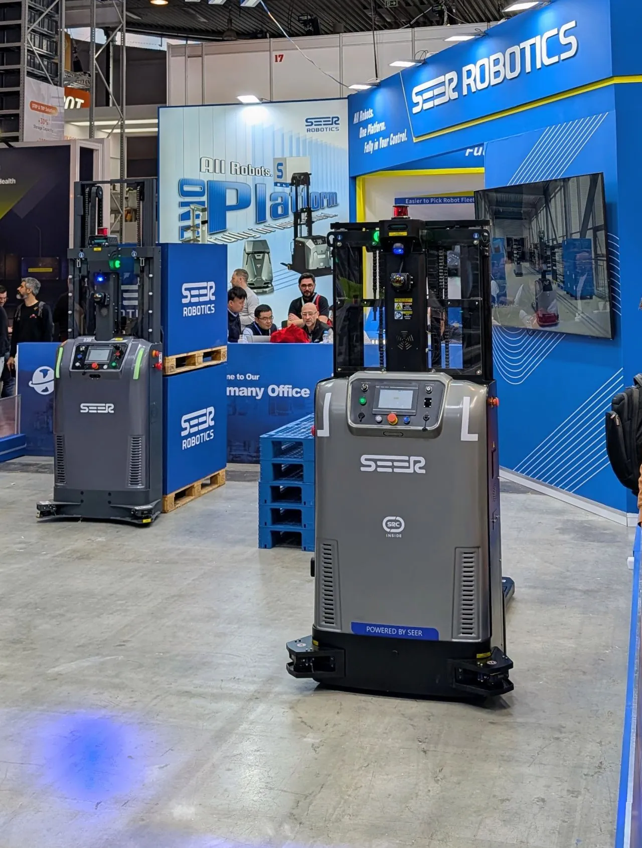 Roboty SEER Robotics prezentowane na targach LogiMAT Trade Show 2026